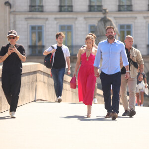 Ben Affleck et sa femme Jennifer Affleck (Lopez) se promènent sur le Pont du Carrousel et arrivent devant la Pyramide du Louvre le jour du 53ème anniversaire de J.Lo lors de leur lune de miel à Paris le 24 juillet 2022.