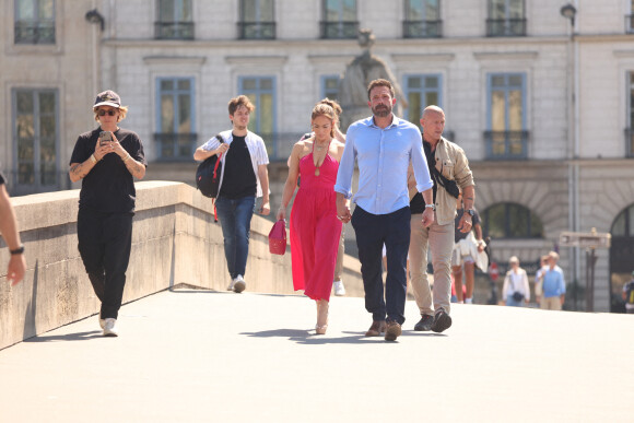 Ben Affleck et sa femme Jennifer Affleck (Lopez) se promènent sur le Pont du Carrousel et arrivent devant la Pyramide du Louvre le jour du 53ème anniversaire de J.Lo lors de leur lune de miel à Paris le 24 juillet 2022.