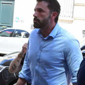 Exclusif - Ben Affleck et sa femme Jennifer Affleck (Lopez) ont quitté l'hôtel Crillon pour se rendre chez Dior le jour du 53ème anniversaire de J.Lo lors de leur lune de miel à Paris le 24 juillet 2022. On peut apercevoir qu'un des salons de l'hôtel Crillon est décoré de ballons d'anniversaire ce qui suppose que Ben a préparé une surprise pour sa bien aimée.