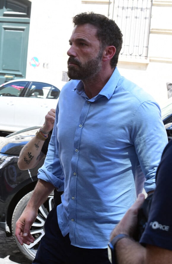 Exclusif - Ben Affleck et sa femme Jennifer Affleck (Lopez) ont quitté l'hôtel Crillon pour se rendre chez Dior le jour du 53ème anniversaire de J.Lo lors de leur lune de miel à Paris le 24 juillet 2022. On peut apercevoir qu'un des salons de l'hôtel Crillon est décoré de ballons d'anniversaire ce qui suppose que Ben a préparé une surprise pour sa bien aimée.