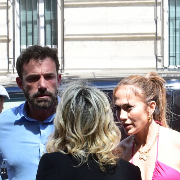 Exclusif - Ben Affleck et sa femme Jennifer Affleck (Lopez) ont quitté l'hôtel Crillon pour se rendre chez Dior le jour du 53ème anniversaire de J.Lo lors de leur lune de miel à Paris le 24 juillet 2022. On peut apercevoir qu'un des salons de l'hôtel Crillon est décoré de ballons d'anniversaire ce qui suppose que Ben a préparé une surprise pour sa bien aimée.