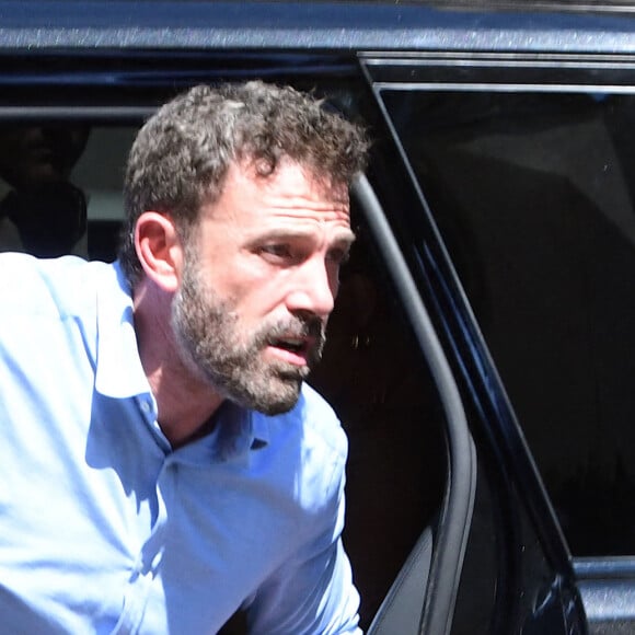 Exclusif - Ben Affleck et sa femme Jennifer Affleck (Lopez) ont quitté l'hôtel Crillon pour se rendre chez Dior le jour du 53ème anniversaire de J.Lo lors de leur lune de miel à Paris le 24 juillet 2022. On peut apercevoir qu'un des salons de l'hôtel Crillon est décoré de ballons d'anniversaire ce qui suppose que Ben a préparé une surprise pour sa bien aimée.