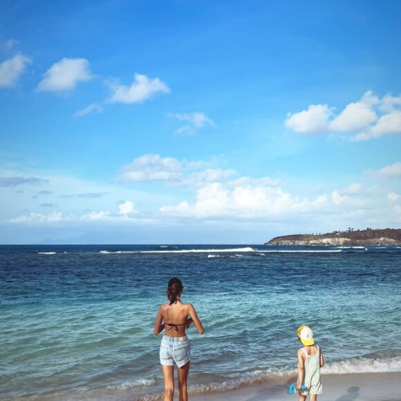 Laure Manaudou a partagé une photo de ses deux aînés, Manon et Lou, qui jouent au soleil. @ Instagram / Laure Manaudou