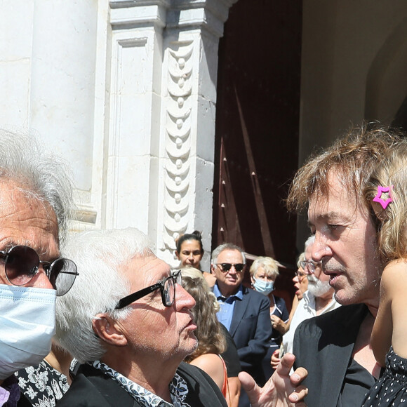 Guest, le chanteur Cali et sa fille Misha - Obsèques de Dani en la cathédrale Saint Jean-Baptiste de Perpignan, le 26 juillet 2022. Les proches et les personnalités sont venus rendre un dernier hommage à la chanteuse disparue le 18 juillet 2022 à l'âge de 77 ans. 