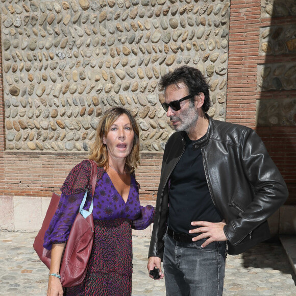 Mathilde Seigner, Anthony Delon - Obsèques de Dani en la cathédrale Saint Jean-Baptiste de Perpignan, le 26 juillet 2022. Les proches et les personnalités sont venus rendre un dernier hommage à la chanteuse disparue le 18 juillet 2022 à l'âge de 77 ans. 