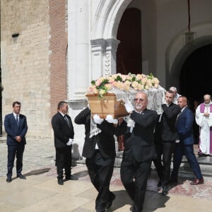 Cercueil - Obsèques de Dani en la cathédrale Saint Jean-Baptiste de Perpignan, le 26 juillet 2022. Les proches et les personnalités sont venus rendre un dernier hommage à la chanteuse disparue le 18 juillet 2022 à l'âge de 77 ans. 