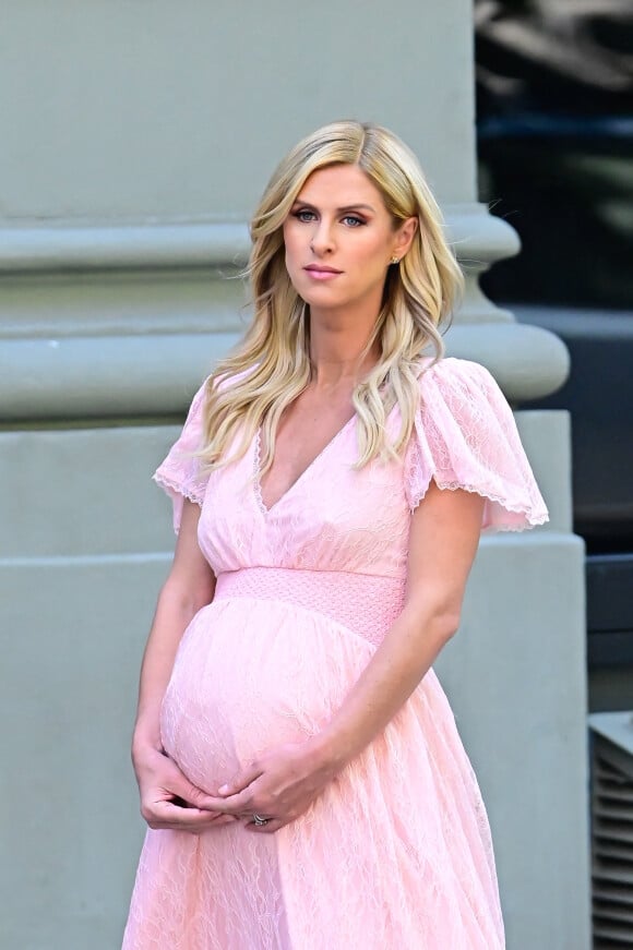 Nicky Hilton-Rothschild, enceinte, pose pour un shooting photo à New York le 31 mai 2022. 