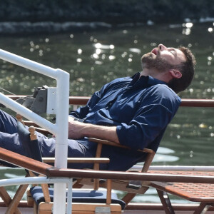 Ben Affleck et sa femme Jennifer Affleck (Lopez) font une croisière sur la seine avec leurs enfants respectifs Seraphina, Violet, Maximilian et Emme lors de leur lune de miel à Paris le 23 juillet 2022.