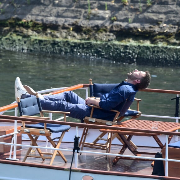 Ben Affleck et sa femme Jennifer Affleck (Lopez) font une croisière sur la seine avec leurs enfants respectifs Seraphina, Violet, Maximilian et Emme lors de leur lune de miel à Paris le 23 juillet 2022.