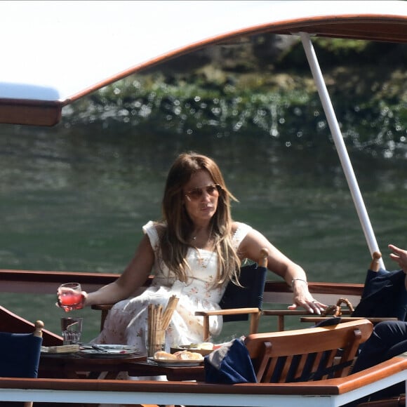 Ben Affleck et sa femme Jennifer Affleck (Lopez) font une croisière sur la seine avec leurs enfants respectifs Seraphina, Violet, Maximilian et Emme lors de leur lune de miel à Paris le 23 juillet 2022.