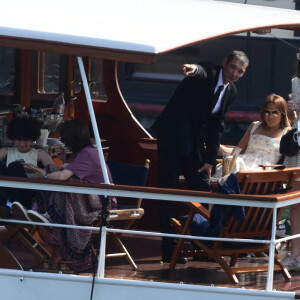 Ben Affleck et sa femme Jennifer Affleck (Lopez) font une croisière sur la seine avec leurs enfants respectifs Seraphina, Violet, Maximilian et Emme lors de leur lune de miel à Paris le 23 juillet 2022.