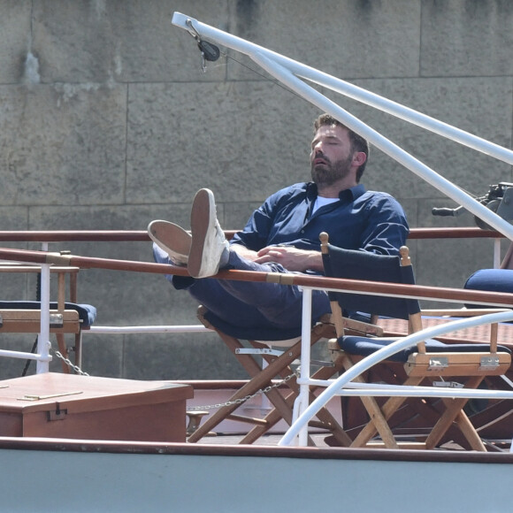 Ben Affleck et sa femme Jennifer Affleck (Lopez) font une croisière sur la seine avec leurs enfants respectifs Seraphina, Violet, Maximilian et Emme lors de leur lune de miel à Paris le 23 juillet 2022.