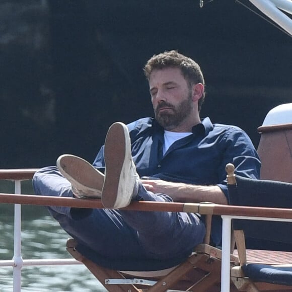 Ben Affleck et sa femme Jennifer Affleck (Lopez) font une croisière sur la seine avec leurs enfants respectifs Seraphina, Violet, Maximilian et Emme lors de leur lune de miel à Paris le 23 juillet 2022.