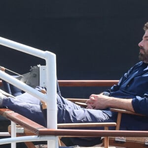 Ben Affleck et sa femme Jennifer Affleck (Lopez) font une croisière sur la seine avec leurs enfants respectifs Seraphina, Violet, Maximilian et Emme lors de leur lune de miel à Paris le 23 juillet 2022.