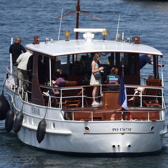 Ben Affleck et sa femme Jennifer Affleck (Lopez) font une croisière sur la seine avec leurs enfants respectifs Seraphina, Violet, Maximilian et Emme lors de leur lune de miel à Paris le 23 juillet 2022.