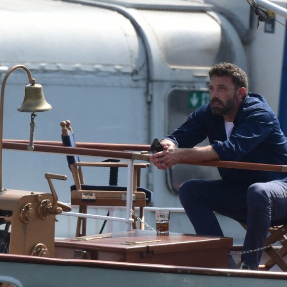 Ben Affleck et sa femme Jennifer Affleck (Lopez) font une croisière sur la seine avec leurs enfants respectifs Seraphina, Violet, Maximilian et Emme lors de leur lune de miel à Paris le 23 juillet 2022.