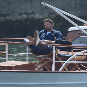 Ben Affleck et sa femme Jennifer Affleck (Lopez) font une croisière sur la seine avec leurs enfants respectifs Seraphina, Violet, Maximilian et Emme lors de leur lune de miel à Paris le 23 juillet 2022.