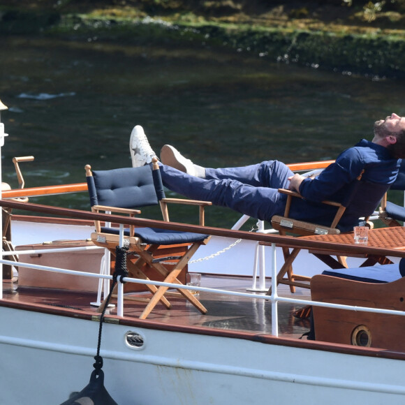 Ben Affleck et sa femme Jennifer Affleck (Lopez) font une croisière sur la seine avec leurs enfants respectifs Seraphina, Violet, Maximilian et Emme lors de leur lune de miel à Paris le 23 juillet 2022.