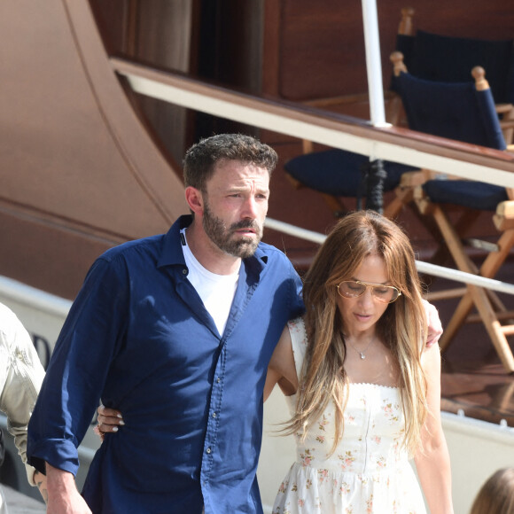 Ben Affleck et sa femme Jennifer Affleck (Lopez) font une croisière sur la seine avec leurs enfants respectifs Seraphina, Violet, Maximilian et Emme lors de leur lune de miel à Paris le 23 juillet 2022.