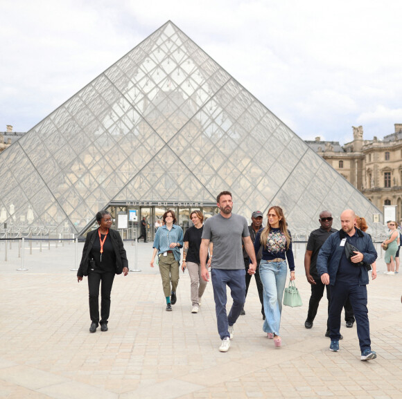 Ben Affleck et sa femme Jennifer Affleck (Lopez) quittent le musée du Louvre en famille pendant leur lune de miel à Paris, le 26 juillet 2022. Ben Affleck et sa femme Jennifer Affleck (Lopez) passent leur voyage de noces avec leurs enfants respectifs Seraphina, Violet, Maximilian et Emme. 