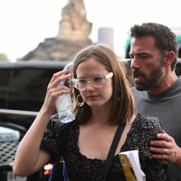 Ben Affleck et sa femme Jennifer Affleck (Lopez) et leurs enfants respectifs Seraphina, Maximilian et Emme quittent l'hôtel Crillon à Paris le 26 juillet 2022.