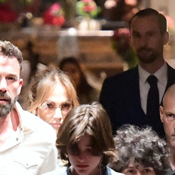 Ben Affleck et sa femme Jennifer Affleck (Lopez) et leurs enfants respectifs Seraphina, Maximilian et Emme quittent l'hôtel Crillon à Paris le 26 juillet 2022.