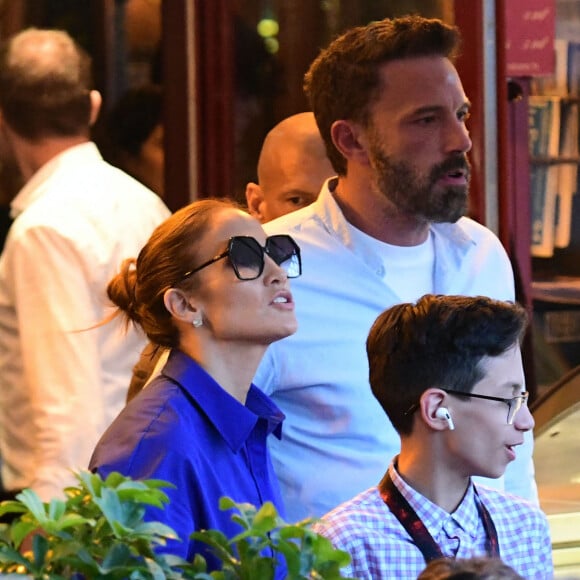 Ben Affleck et sa femme Jennifer Lopez et leurs enfants respectifs Seraphina, Violet, Maximilian et Emme sont allés dîner dans la brasserie Lipp avant d'aller déguster une glace chez Bertillon à Paris le 25 juillet 2022.