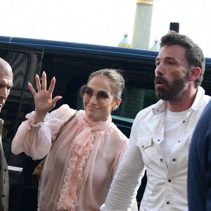 Ben Affleck et sa femme Jennifer Affleck (Lopez), accompagnés de leurs enfants respectifs Seraphina et Emme, rentrent à l'hôtel de Crillon après un passage à la parfumerie "Sephora" sur les Champs-Elysées à Paris, le 25 juillet 2022. 