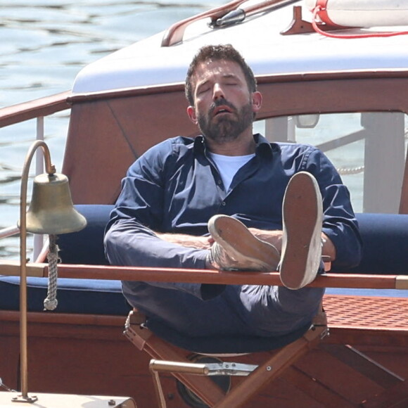 Ben Affleck et sa femme Jennifer Affleck (Lopez) font une croisière sur la seine avec leurs enfants respectifs Seraphina, Violet, Maximilian et Emme lors de leur lune de miel à Paris.