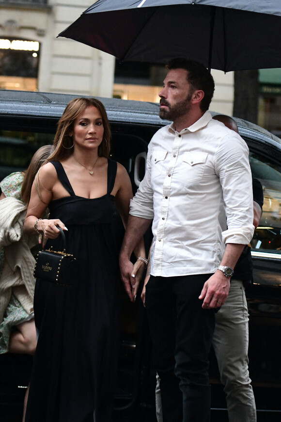 Ben Affleck et sa femme Jennifer Affleck (Lopez) quittent l'hôtel Crillon avec leurs filles respectives Seraphina, Violet et Emme pour aller dîner au restaurant Gigi lors de leur lune de miel à Paris le 22 juillet 2022.