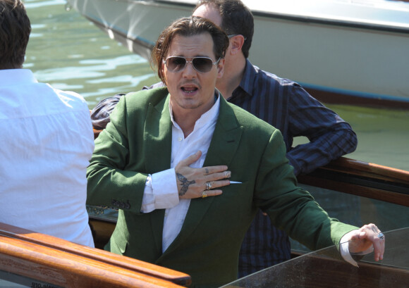 Johnny Depp, Scott Cooper et Dakota Johnson au 72e festival international du film de Venise , la Mostra, le 4 septembre 2015. 