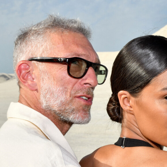 Vincent Cassel et sa femme Tina Kunakey durant le défilé "Le Papier" la collection automne hiver 2022-2023 de Simon Porte Jacquemus aux Salin de Giraud à Arles, le 27 juin 2022. . © Bruno Bebert/Bestimage 
