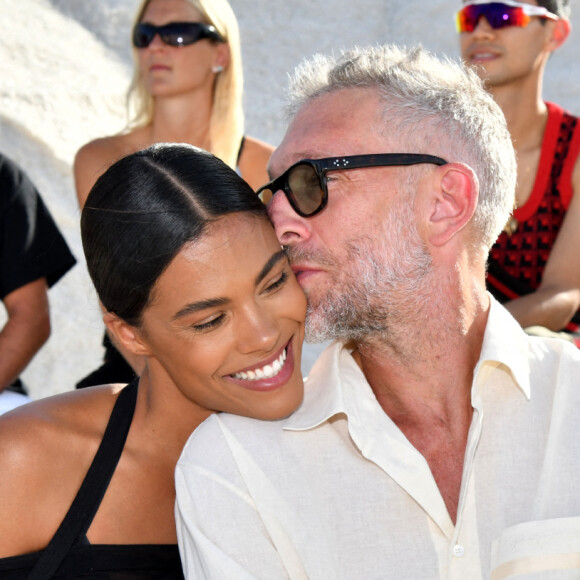 Vincent Cassel et sa femme Tina Kunakey durant le défilé "Le Papier" la collection automne hiver 2022-2023 de Simon Porte Jacquemus aux Salin de Giraud à Arles © Bruno Bebert/Bestimage 