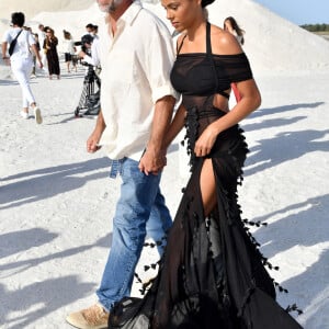 Vincent Cassel et sa femme Tina Kunakey durant le défilé "Le Papier" la collection automne hiver 2022-2023 de Simon Porte Jacquemus aux Salin de Giraud à Arles, le 27 juin 2022. . © Bruno Bebert/Bestimage 