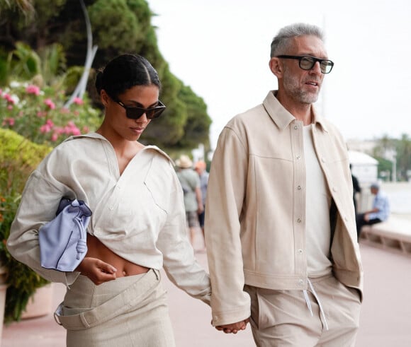 Vincent Cassel et sa femme Tina Kunakey se promènent sur la croisette lors du 75ème Festival International du Film de Cannes, le 23 mai 2022. 