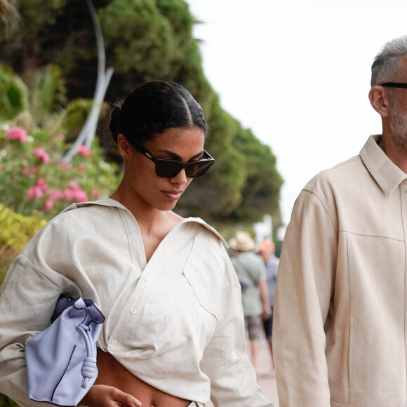 Vincent Cassel et sa femme Tina Kunakey se promènent sur la croisette lors du 75ème Festival International du Film de Cannes, le 23 mai 2022. 
