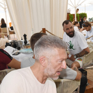 Vincent Cassel et sa femme Tina Kunakey au restaurant La Môme Plage lors du 75ème Festival International du Film de Cannes, France, le 23 mai 2022. © Rachid Bellak/Bestimage 