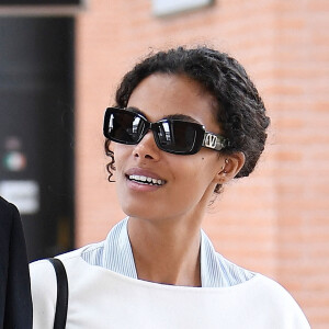 Vincent Cassel et sa femme Tina Kunakey arrivent à l'aéroport international de Venise - Marco Polo et prennent un bateau-taxi, à Venise, Italie, le 21 avril 2022. Tina Kunakey est habillée de la tête aux pieds en Valentino. 