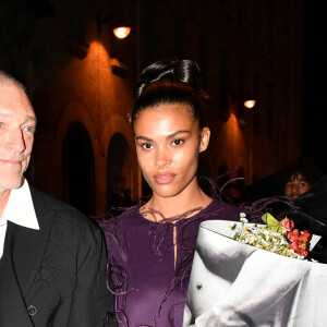 Vincent Cassel et sa femme Tina Kunakey au défilé de mode Valentino lors de la la Fashion Week printemps/été 2022 au Carreau du Temple à Paris, France, le 1er octobre 2021. © Veeren Ramsamy-Christophe Clovis/Bestimage 