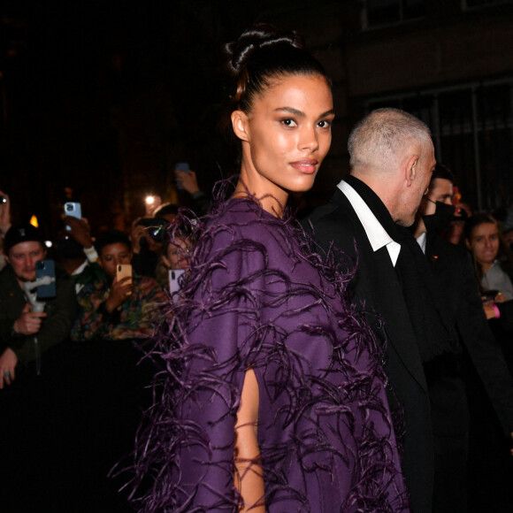 Vincent Cassel et sa femme Tina Kunakey au défilé de mode Valentino lors de la la Fashion Week printemps/été 2022 au Carreau du Temple à Paris, France, le 1er octobre 2021. © Veeren Ramsamy-Christophe Clovis/Bestimage 