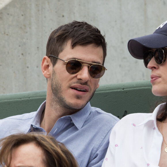 Gaspard Ulliel et sa compagne Gaëlle Pietri dans les tribunes des internationaux de tennis de Roland Garros à Paris. Le 7 juin 2017 © Jacovides-Moreau / Bestimage 