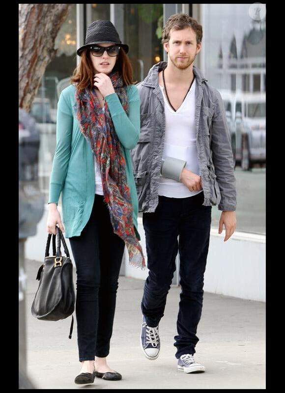 Anne Hathaway et son ami Adam Shulman dans les rues de Los Angeles, le 3 février 2010