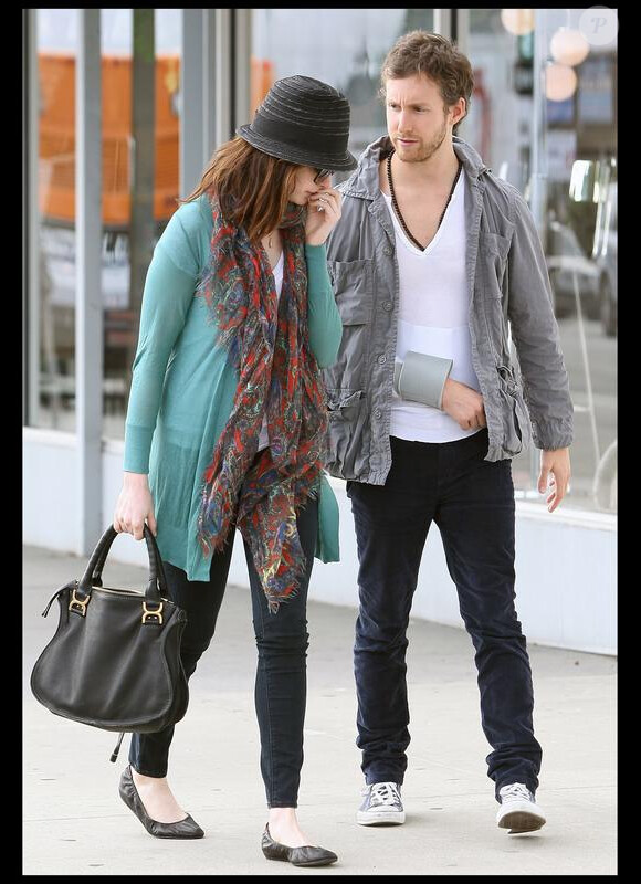 Anne Hathaway et son ami Adam Shulma dans les rues de Los Angeles, le 3 février 2010
