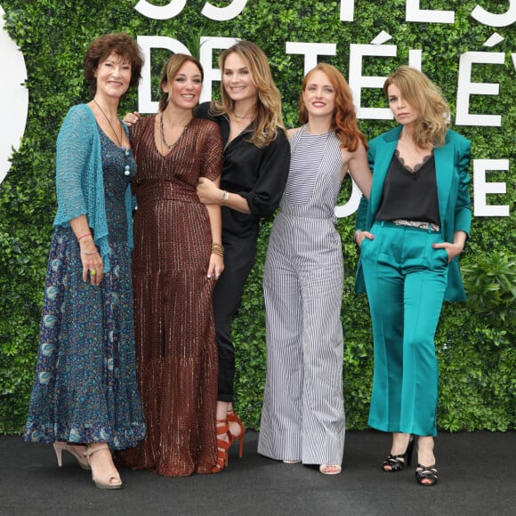 Chrystelle Labaude, Emma Colberti, Mélanie Maudran, Melanie Robert, Valérie Kaprisky au photocall de "Un si grand soleil" - Photocalls lors du 59ème festival de la Télévision de Monte-Carlo à Monaco, le 15 juin 2019. © Denis Guignebourg/Bestimage 