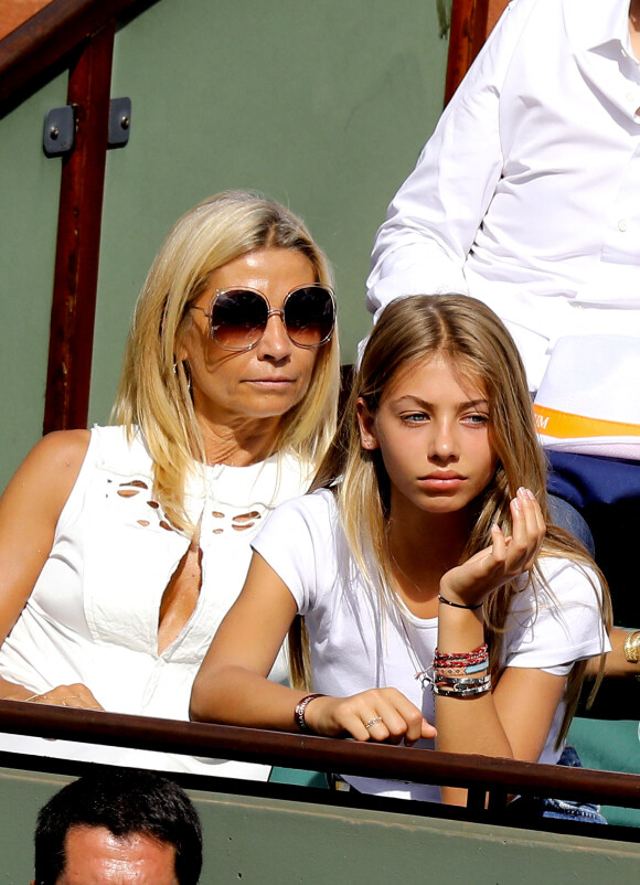 Natty Belmondo et sa fille Stella dans les tribunes des internationaux de Roland Garros - jour 4 - à Paris, France, le 30 mai 2018. © Cyril Moreau - Dominique Jacovides/Bestimage 
