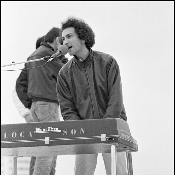 Archives - Michel Berger chante pour "La nuit de la chanson" le 28 avril 1982