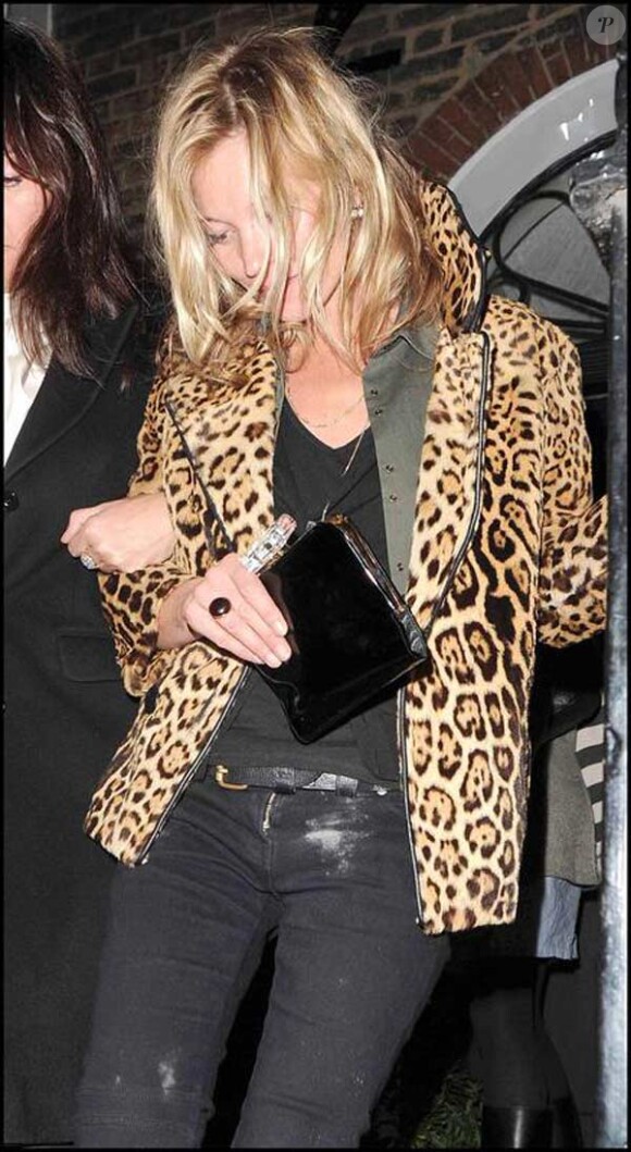 Kate Moss sort du Ivy Club à Londres