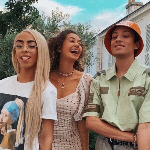 Léna Situations prend la pose sur Instagram avec Bilal Hassani.