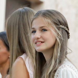 Le roi Felipe VI et la reine Letizia, la princesse Leonor et l'infante Sofia d'Espagne, visitent le monastère de Valldemossa à Palma de Majorque, le 1er août 2022. 