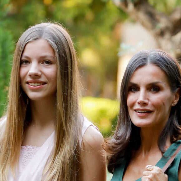Le roi Felipe VI et la reine Letizia, la princesse Leonor et l'infante Sofia d'Espagne, visitent le monastère de Valldemossa à Palma de Majorque, le 1er août 2022. 